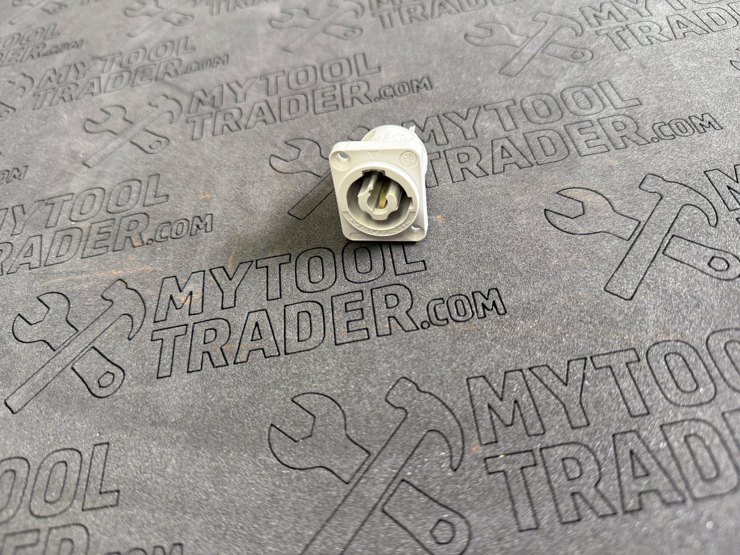 Outlet connector, 3/16"-Pre Loved