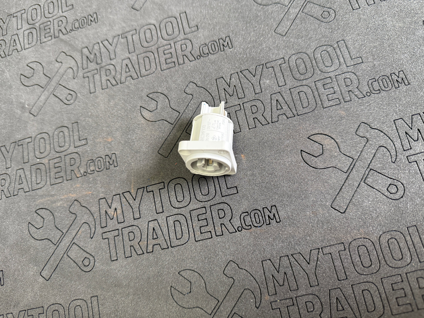 Outlet connector, 3/16"-Pre Loved